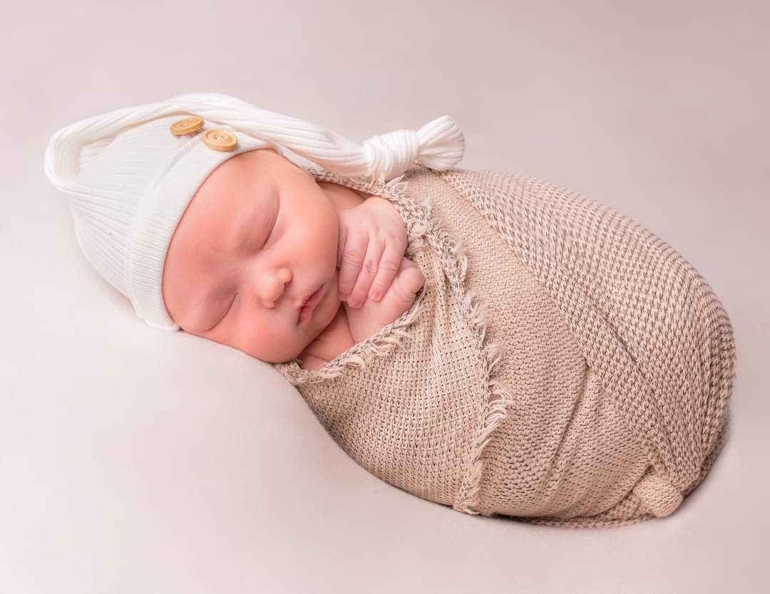 Newborn photography by Desert Rose Prints